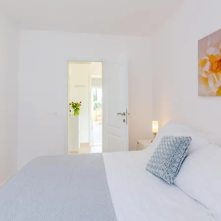 Color - Comfort One Bedroom With Terrace And Partial Sea View Yellow *