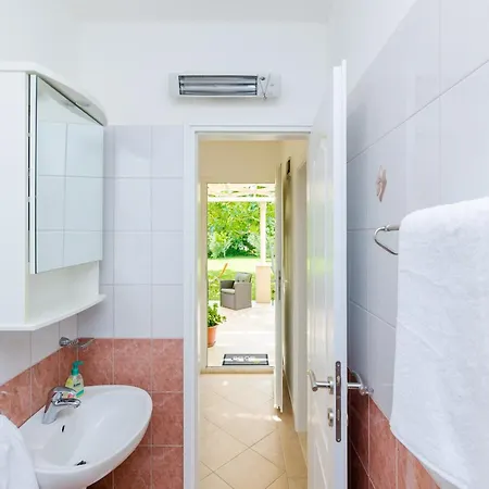 Color - Comfort One Bedroom With Terrace And Partial Sea View Yellow Mlini