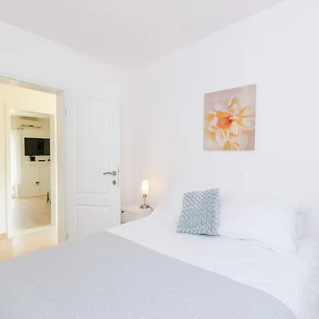 Color - Comfort One Bedroom With Terrace And Partial Sea View Yellow Mlini
