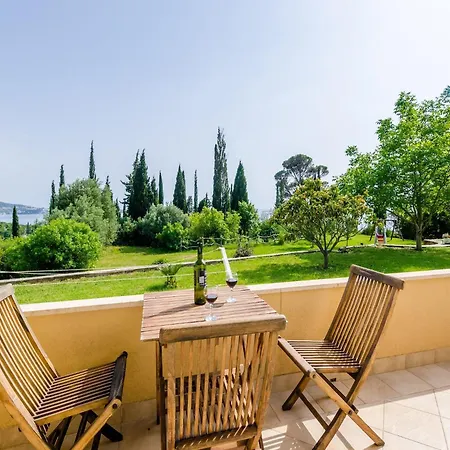 Color - Comfort One Bedroom With Terrace And Partial Sea View Yellow *