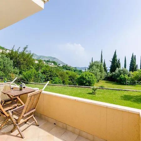 Color - Comfort One Bedroom With Terrace And Partial Sea View Yellow Apartment Mlini
