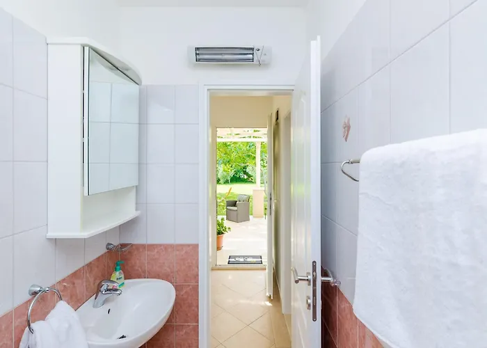 With 1 And Terrace مْليني